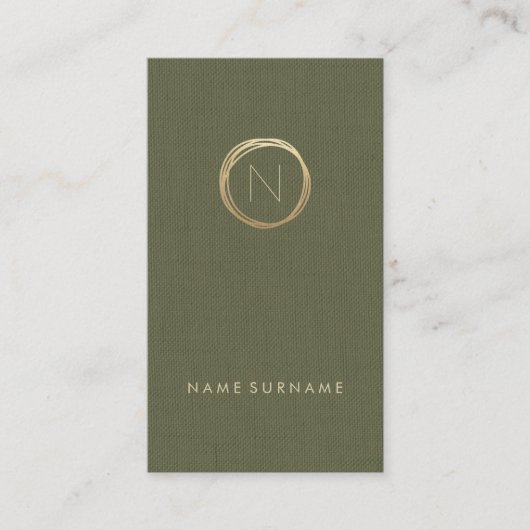 Modern olive Green Linen Gold Monogram verticaal Visitekaartje (Voorkant)