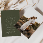 Modern Olive Green Photo Wedding Invitation Kaart<br><div class="desc">Ontworpen om te coördineren met voor het "Moderne Klassieke" Collectie van de Uitnodiging van de Weddenschap. Klik op "Personaliseren" als je details wilt wijzigen. Uitzicht de link collectie op deze pagina om alle overeenkomende objecten in dit prachtige ontwerp te bekijken of zie hier het collectie: https://bit.ly/3H2bCfh</div>