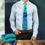 Modern Ombre blauw groen wervelpatroon Stropdas<br><div class="desc">Maak een statement met deze moderne Ombre Fluid Art met prachtige kleuren groen,  Blauwgroen en blauw die door elkaar heen stromen. Geweldig als cadeau voor echtgenoot,  vader,  vriend en voor elke gelegenheid.</div>