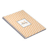Modern Oranje Chevron Pattern met Monogram Notitieboek (Rechterzijde)