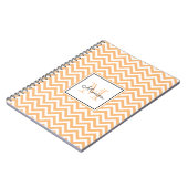 Modern Oranje Chevron Pattern met Monogram Notitieboek (Linkerzijde)