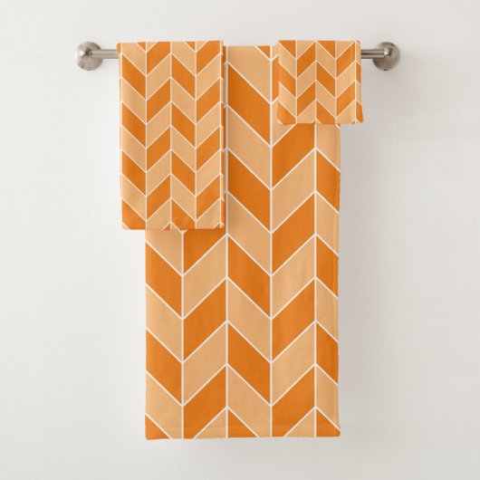 Modern Oranje Peach Herringbone Chevron Pattern Bad Handdoek (Insitu)
