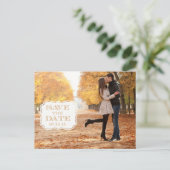 Modern Oranje Swirl Label Bewaar de datum fotokaar Aankondigingskaart (Staand voorkant)