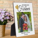 Modern paar trouwfoto Gold Heart Quote Fotoplaat<br><div class="desc">Modern bruiloftsfoto lijst gepersonaliseerd met naam en datum. Het citaat ‘we besloten voor altijd’ voegt een romantisch element toe aan de fotoplaquette.</div>