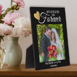Modern paar trouwfoto Gold Heart Quote Zwart Fotoplaat<br><div class="desc">Modern bruiloftsfoto lijst gepersonaliseerd met naam en datum. Het citaat ‘we besloten voor altijd’ voegt een romantisch element toe aan de fotoplaquette.</div>