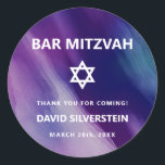 Modern Paars Blue Star Bar Mitzvah Hebrew Ronde Sticker<br><div class="desc">Prachtige joodse bar mitswa stickers. Modern maar elegant waterverf ontwerp in marineblauw, paarse kleuren. White Star of David in het midden van de moderne scriptletters. "Hij is geroepen tot de Torah als een Bar Mitswa." Prefect voor 13 jarige zoon, jongen. Eenvoudig te bewerken - voeg gewoon uw informatie / tekst...</div>