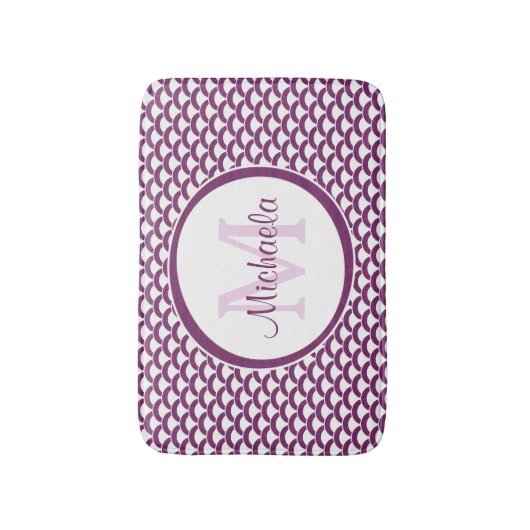 Modern Paars en White Scallops Monogram en Naam Badmat (Voorkant Verticaal)