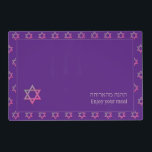 Modern Paars | Geniet van je maaltijden | STAR VAN Gelamineerde Placemat<br><div class="desc">Moderne paarse STAR VAN DAVID-tafelkleppen, met kleurrijke ster van David in een getild patroon. Vlak onder, is er een grotere enige Ster van David, plus tekst die UW MEAL in het Engels en Hebreeuwse tekst leest. Deze zijn zodat kunt u met uw familienaam of andere groet PERSONALISEREN. Een duidelijke versie...</div>