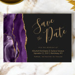 Modern Paars Gold Agate Dark Save the Date Kaart<br><div class="desc">Deze elegante moderne opslagkaart biedt een paarse waterverf aan de rand van de afgrond,  die is afgesneden met faux gold glitter. De aanpasbare tekst combineert goudkleurig handschrift,  copperplate en cursieve doopvonten op een donkere houtskoolgrijze achtergrond. De achterzijde is voorzien van een passend paars en goudvormig ontwerp.</div>