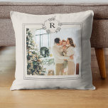 Modern Parchment | Foto van de familie | INITIAAL Kussen<br><div class="desc">Modern perkament | Familiefoto | Initiaal Kussens zorgen voor doordachte en praktische geschenken, die de ontvanger comfort en ontspanning bieden. Hier is een beschrijving van kussens als een geschenk: Geef het geschenk van ultiem comfort en ontspanning met deze luxe kussens. Deze kussens zijn gemaakt met de beste materialen en zijn...</div>