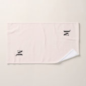 Modern Pastel Roze Elegant Zwart Monogram Initiaal Bad Handdoek (Handdoek)