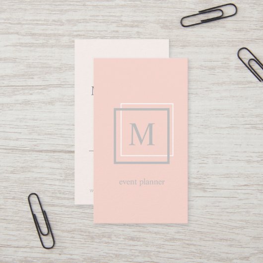 Modern pastelroze en grijs monogram visitekaartje (Voorkant / Achterkant in situ)