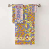 Modern Patchwork Daisy Flowers op Periwinkle Bad Handdoek (Insitu)