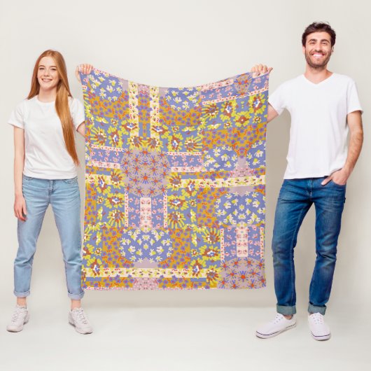 Modern Patchwork Daisy Flowers op Periwinkle Fleece Deken (In situ)