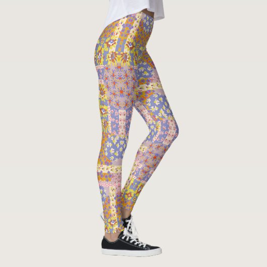 Modern Patchwork Daisy Flowers op Periwinkle Leggings (Rechts)