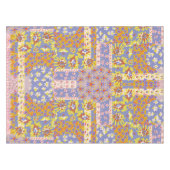 Modern Patchwork Daisy Flowers op Periwinkle Tafelkleed (Voorkant (Horizontaal))