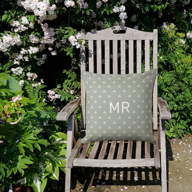 Modern Patroon Monogram | Aangepast buitenkussen (Custom monogram accent outdoor pillow with modern leaf pattern decor. Initials gift idea for men.)
