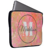 Modern Patroon Monogram Jouw naam Roze marmer Laptop Sleeve (Voorkant Rechts)