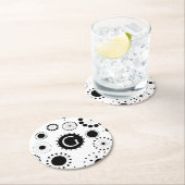 Modern patroon van zwarte en witte cirkels ronde kartonnen onderzetter (Insitu)