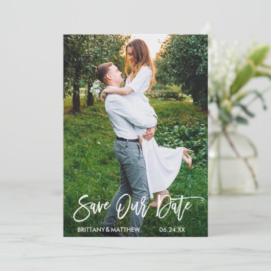 Modern Penseel Schrift Bewaar Onze Datum Foto Kaar Save The Date (Staand voorkant)