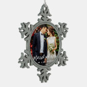 Modern penseelscript, gehuwd en huwelijk tin sneeuwvlok ornament (Links)