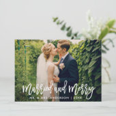 Modern penseelscript Getrouwd en vrolijke foto Feestdagenkaart (Staand voorkant)