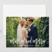 Modern penseelscript Getrouwd en vrolijke foto Feestdagenkaart (Voorkant / Achterkant)