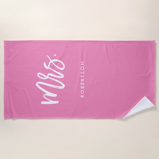 Modern penseelscript | Mevrouw | Roze bewerkbare k Strandlaken (Voorkant)