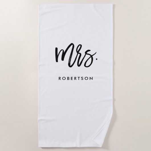 Modern penseelscript | Mrs. | Bewerkbare kleur Strandlaken (Voorkant)