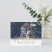 Modern penseelscript onze datum opslaan, gouden an aankondigingskaart (Staand voorkant)