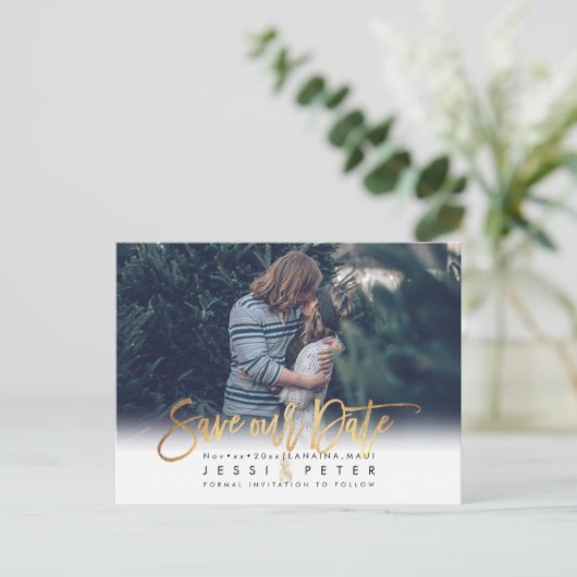 Modern penseelscript onze datum opslaan, gouden an aankondigingskaart (Staand voorkant)