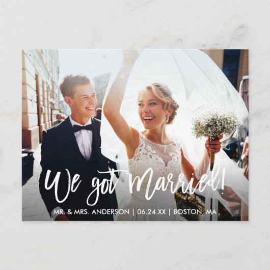 Modern penseelscript We zijn getrouwd Briefkaart (Voorkant)