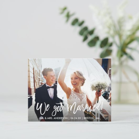 Modern penseelscript We zijn getrouwd Briefkaart (Staand voorkant)