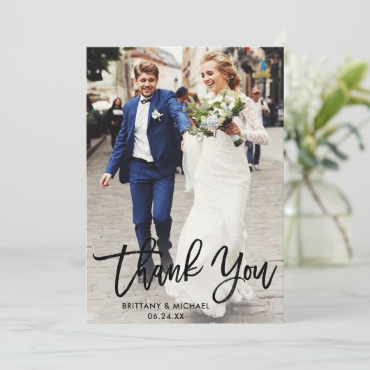 Modern penseelscript | Weddenfoto Bedankkaart (Staand voorkant)