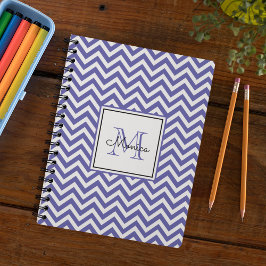 Modern Periwinkle Chevron Pattern met monogram Notitieboek