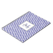 Modern Periwinkle Chevron Pattern met monogram Notitieboek (Linkerzijde)
