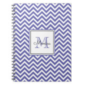 Modern Periwinkle Chevron Pattern met monogram Notitieboek (Voorkant)