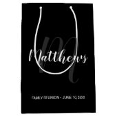 Modern persoonlijk monogram en familienaam zwart medium cadeauzakje (Voorkant)