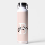 Modern Persoonlijk Monogram en Naam Pastel Roze Waterfles<br><div class="desc">Introductie van onze moderne gepersonaliseerde monogram- en naamwaterfles in zacht roze, een stijlvolle en praktische accessoire om op de been gehydrateerd te blijven. Deze waterfles heeft een modern ontwerp in zacht pastelroze, gepersonaliseerd met uw monogram en naam voor een persoonlijke touch. Perfect voor sportschoolworkouts, buitenactiviteiten of dagelijks gebruik, het combineert...</div>