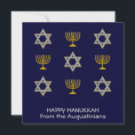 Modern Persoonlijke Happy Hanukkah Feestdagenkaart<br><div class="desc">Moderne, gepersonaliseerde HAPPY HANUKKAH vakantiekaart, met faux gold en Silver STAR VAN DAVID en MENORAH in een betegeld patroon tegen een middernachtblauwe achtergrond. De tekst leest HAPPY HANUKKAH met een placeholder naam, en is , zodat kunt u het PERSONALISEREN door jouw naam of andere tekst toe te voegen. U kunt...</div>