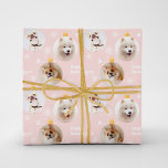 Modern Pet Photo Ornamenten Custom Christmas Pink Cadeaupapier<br><div class="desc">Vier de feestdagen met dit feestelijke vakantiehuisdier thema foto vakantie kerstinpakpapier perfect voor honden- en kattenliefhebbers! Met DRIE (3) ornamenten met uw huisdier foto's. Witte wintersneeuwvlokken, pootafdrukken accentueren het ontwerp. De roze achtergrondkleur kan in het Ontwerphulpmiddel worden aangepast. Populaire begroeting "Happy Howlidays" tekst in een retro moderne typografie lettertype. Voeg...</div>