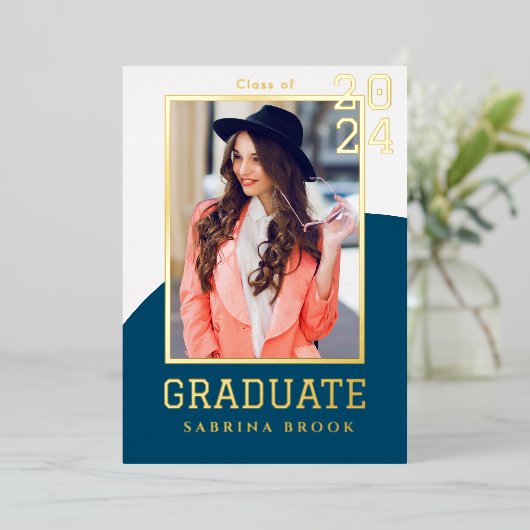 Modern Photo Afstuderen Folie Uitnodiging (Staand Voorkant)