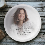 Modern Photo Afstuderen Papieren Bordje<br><div class="desc">Deze simplistische, stijlvolle foto-afstuderen papieren borden vormen het perfecte accessoire op uw graduatiedag! De borden kenmerkt een foto van afstuderen, met een witte bekleding, een sjabloon die gemakkelijk kan worden uitgegeven en worden gepersonaliseerd. De doopvontstijlen, de grootte en de kleuren kunnen worden veranderd door op de pas verdere verbinding na...</div>