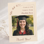 Modern photo champagne Graduation She did it Bedankkaart<br><div class="desc">Complete your graduation celebration with the matching champagne colored “She Did It” thank you card. Designed to coordinate perfectly with the She Did It Graduation Party Collection, this modern thank you card features a clean, stylish layout and confident typography that celebrates her achievement. The back includes a customizable gratitude message,...</div>
