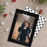 Modern Photo Gold Merry Black Feestdagenkaart<br><div class="desc">Wens je vrienden en familie Merry Kerstmis dit vakantieseizoen met deze foto-kerstkaart die een pijnboompatroon op de rug bevat.</div>