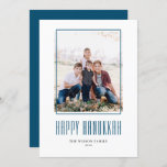 Modern Photo Lijst Happy Hanukkah Feestdagenkaart<br><div class="desc">Happy Hanukkah! Stuur Hanukkah graag naar familie en vrienden met deze aanpasbare foto van Hanukkah-kaart. Het kenmerkt moderne typografie en een eenvoudig foto-lijst. Personaliseer door namen en een foto toe te voegen. Deze moderne Happy Hanukkah-kaart is beschikbaar op andere kaarten.</div>