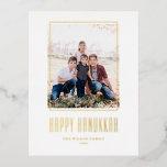 Modern Photo Lijst Happy Hanukkah Folie Feestdagen Briefkaart<br><div class="desc">Happy Hanukkah! Verstuur Hanukkah naar familie en vrienden met dit aanpasbare gouden folie Hanukkah-briefkaart. Het kenmerkt moderne typografie en een eenvoudig foto-lijst. Personaliseer door namen en een foto toe te voegen. Deze gouden folie Happy Hanukkah briefkaart is beschikbaar op andere kartonnen dozen.</div>