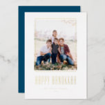 Modern Photo Lijst Happy Hanukkah Folie Feestdagenkaart<br><div class="desc">Happy Hanukkah! Verstuur Hanukkah graag naar familie en vrienden met deze aanpasbare goudfolie Hanukkah-kaart. Het kenmerkt moderne typografie en een eenvoudig foto-lijst. Personaliseer door namen en een foto toe te voegen. Deze gouden folie Happy Hanukkah-kaart is beschikbaar op andere kartonnen dozen.</div>