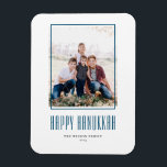 Modern Photo Lijst Happy Hanukkah Magneet<br><div class="desc">Fijne Chanoeka! Stuur Chanoeka wensen naar familie en vrienden met deze aanpasbare foto Chanoeka magneet. Het beschikt over een moderne typografie en een eenvoudig foto-lijst. Personaliseer door namen en een foto toe te voegen. Deze moderne Happy Chanoeka magneet is beschikbaar op andere kaarten.</div>