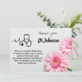 Modern Pink Daisy Floral Doctors Day Bedankkaart (Staand voorkant)